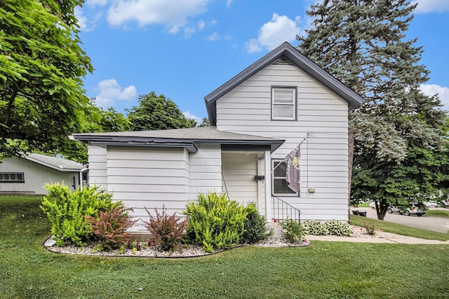 407 W Pine St, Big Rapids, MI 49307 - view of side of home with a yard and roof with shingles
