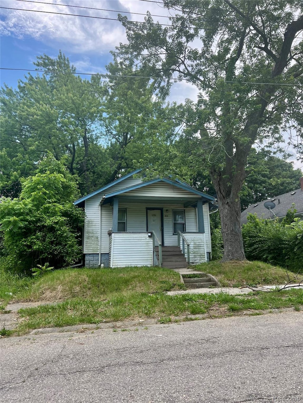 802 E Russell Ave, Flint, MI 48505 - bungalow-style home featuring a porch