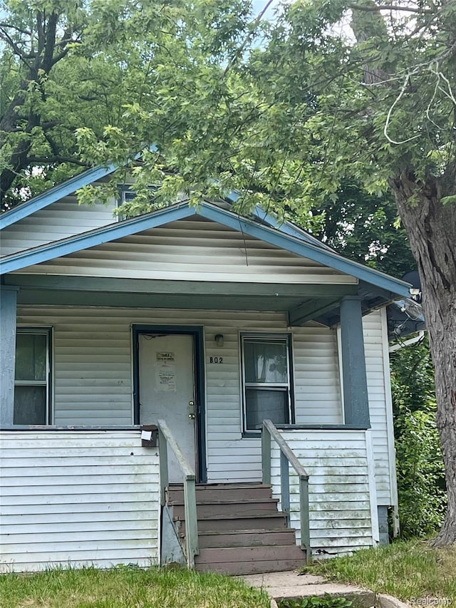 802 E Russell Ave, Flint, MI 48505 - view of front of house with covered porch