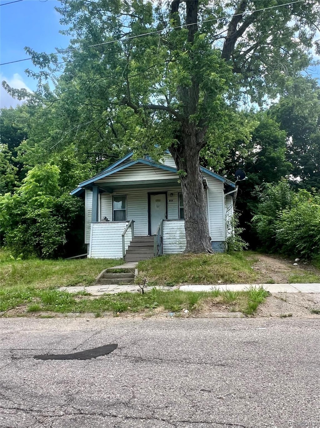 802 E Russell Ave, Flint, MI 48505 - view of front facade featuring a porch