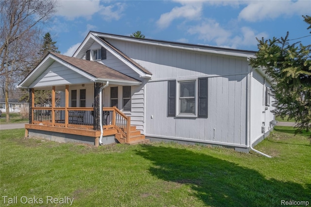 6123 Lapeer Rd, Burton, MI 48509 - view of front of property with covered porch, a front yard, and roof with shingles