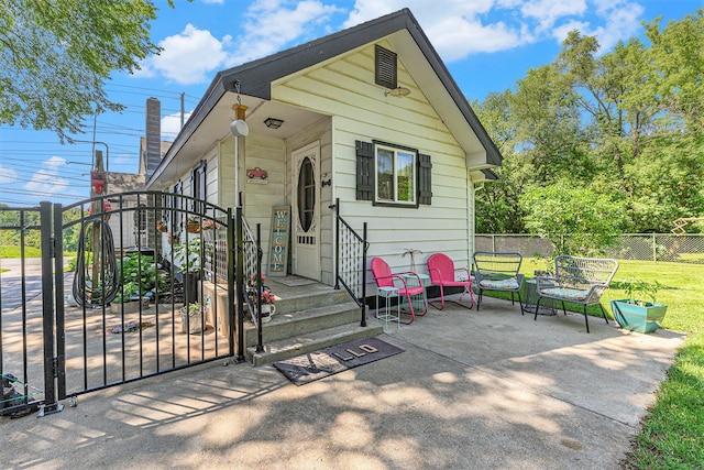 526 N 28th St, Kalamazoo, MI 49048 - shotgun-style home featuring a patio and a gate