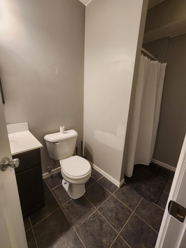 8270 Robins Ln, Battle Creek, MI 49014 - full bath featuring tile patterned flooring, vanity, and curtained shower