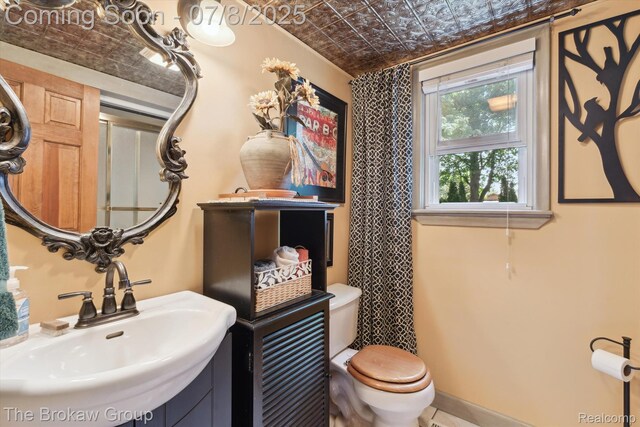 2210 Old Hickory Blvd, Davison, MI 48423 - full bath with an ornate ceiling and a shower with shower curtain