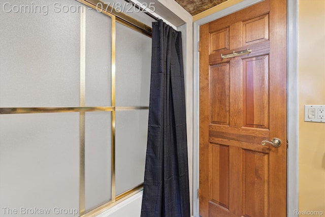 2210 Old Hickory Blvd, Davison, MI 48423 - bathroom with enclosed tub / shower combo
