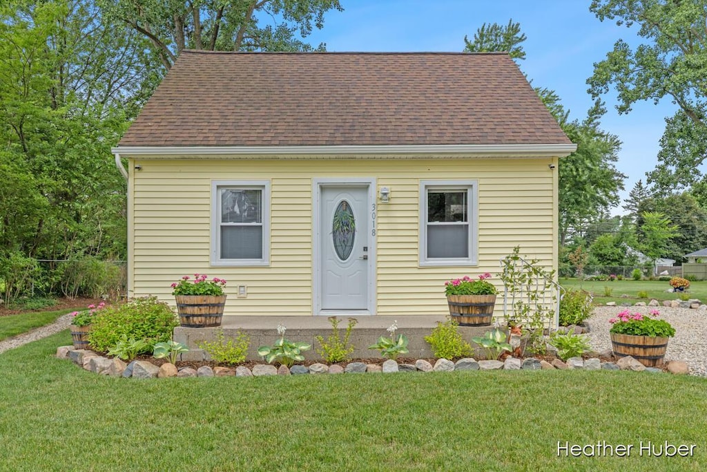 3018 Ingham St, Lansing, MI 48911 - cape cod house with a front lawn and roof with shingles