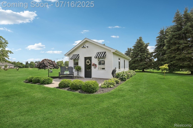 378 Fruitdale Ln, Pinckney, MI 48169 - view of front of property with a front yard and a patio