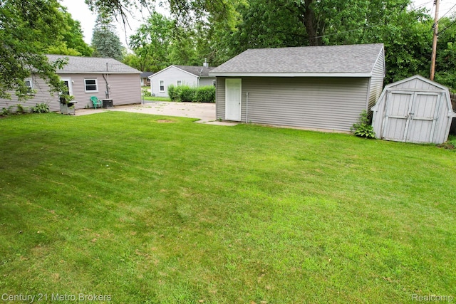 2512 Flintridge St, Lake Orion, MI 48359 - view of grassy yard featuring a storage shed