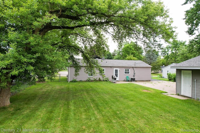 2512 Flintridge St, Lake Orion, MI 48359 - rear view of house with a patio and roof with shingles