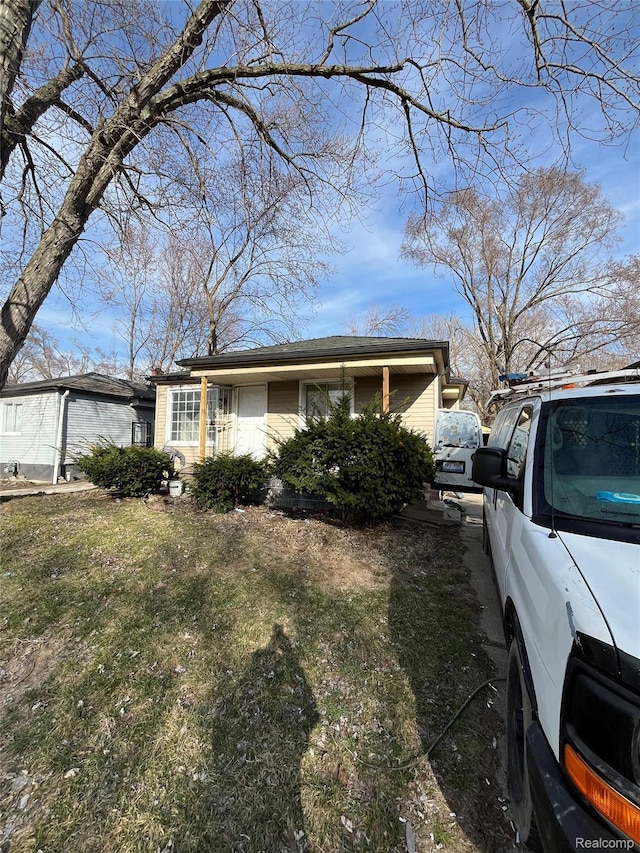 7800 Rutland St, Detroit, MI 48228 - view of front of home with a front yard