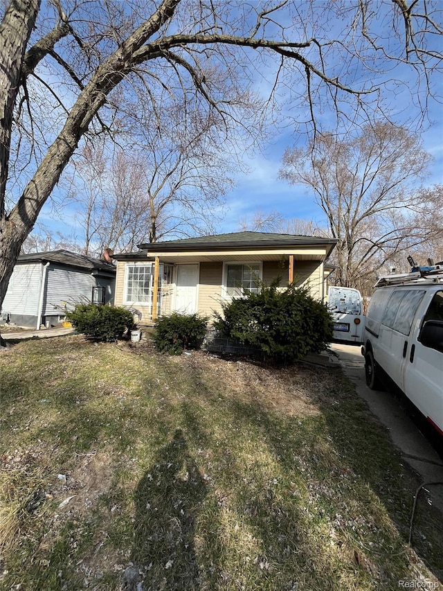 7800 Rutland St, Detroit, MI 48228 - view of front facade with a front lawn