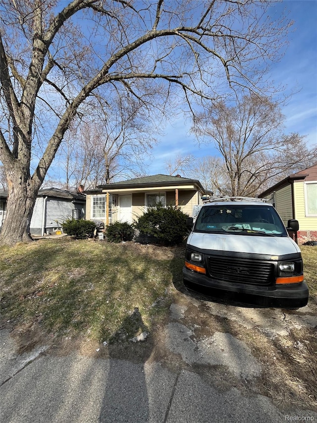 7800 Rutland St, Detroit, MI 48228 - view of front facade with a front yard