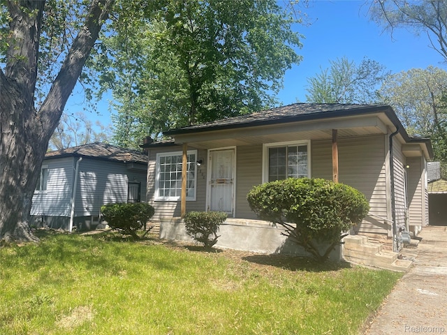 7800 Rutland St, Detroit, MI 48228 - bungalow-style house featuring a front lawn and a porch