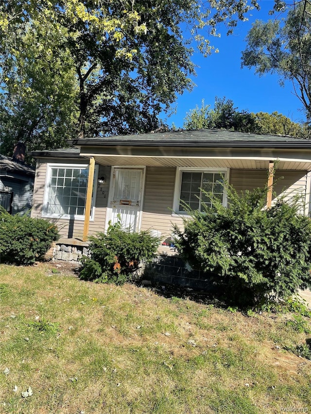 7800 Rutland St, Detroit, MI 48228 - view of front of home with a front lawn