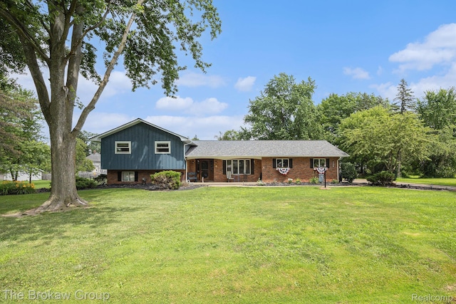 420 N Neeper St, Capac, MI 48014 - photo 1