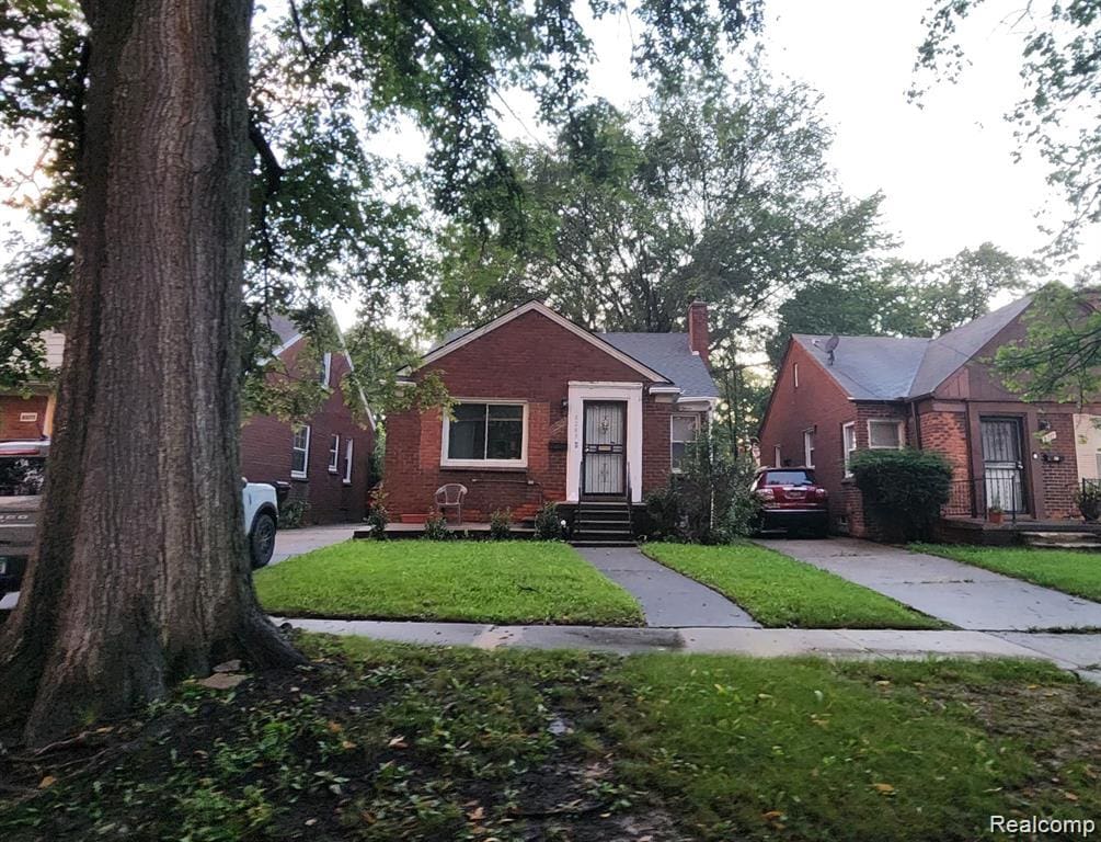 8283 Sussex St, Detroit, MI 48228 - bungalow-style house featuring brick siding and a front yard