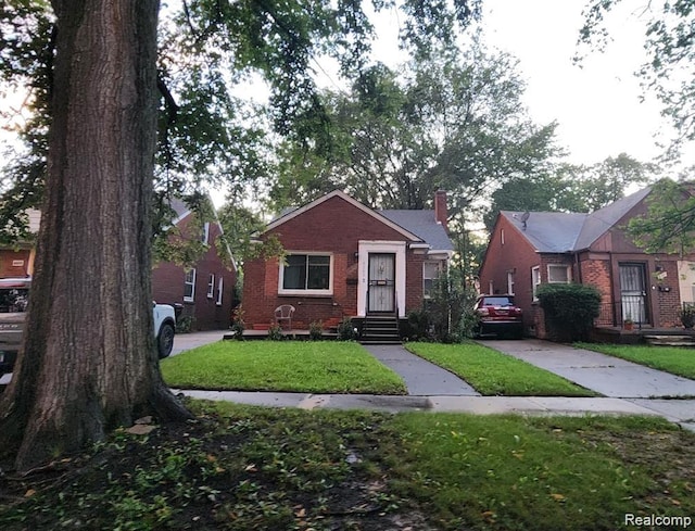 8283 Sussex St, Detroit, MI 48228 - bungalow-style house featuring brick siding and a front yard