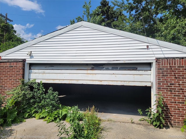 8850 Farmbrook St, Detroit, MI 48236 - view of garage