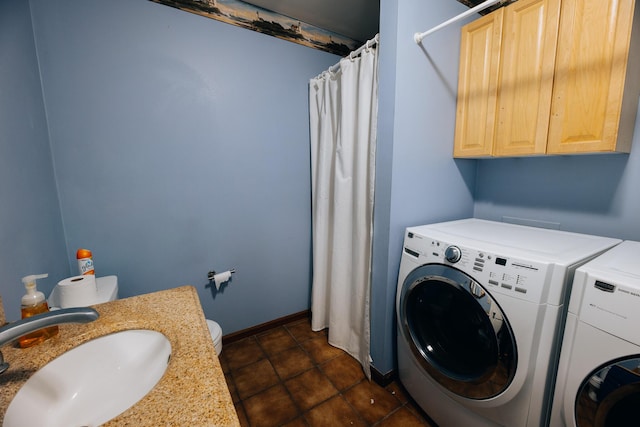 18400 N Fruitport Rd, Spring Lake, MI 49456 - laundry room with washer and dryer and baseboards