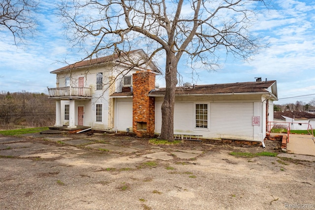 10685 Dixie Hwy, Davisburg, MI 48350 - view of front of property featuring a balcony