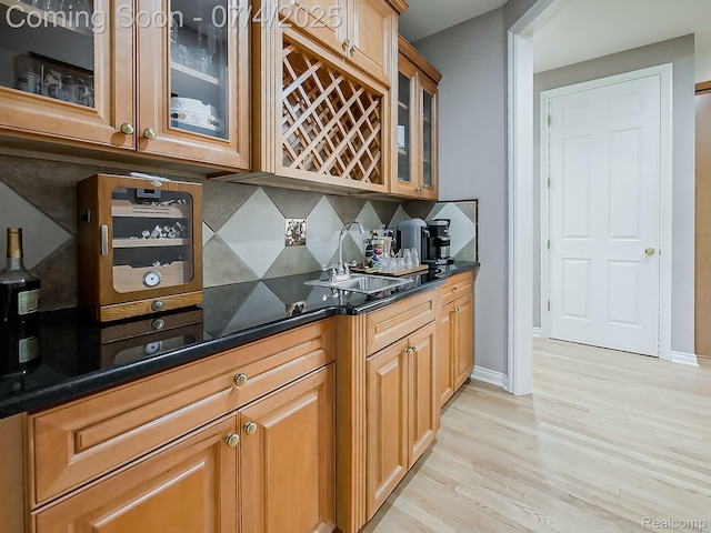 926 Majestic, Rochester Hills, MI 48306 - bar area featuring light wood finished floors and tasteful backsplash