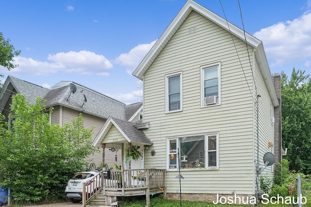 908 Chatham St NW, Grand Rapids, MI 49504 - traditional home featuring roof with shingles