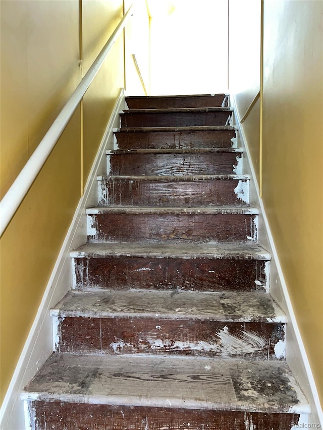 8956 Dixie Hwy, Ira, MI 48023 - view of staircase