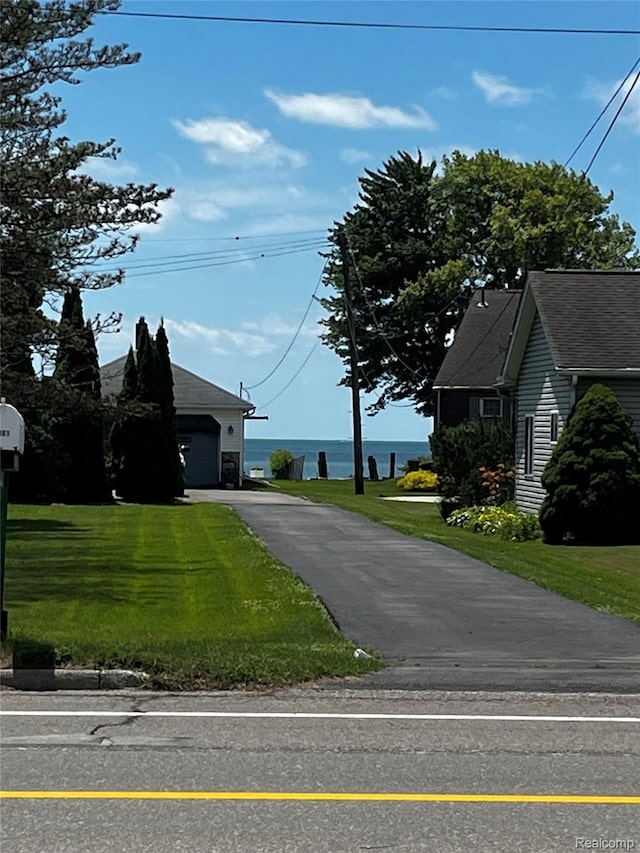 8956 Dixie Hwy, Ira, MI 48023 - view of asphalt driveway