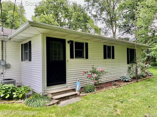3775 Carrigan Rd, Fort Gratiot, MI 48059 - view of front facade featuring entry steps and a front lawn