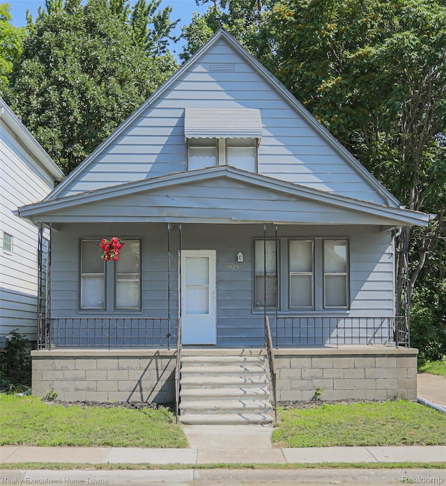 15251 Maplewood Ave, Eastpointe, MI 48021 - bungalow featuring a porch