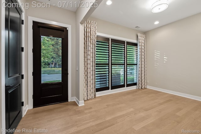 722 E Parent Ave, Royal Oak, MI 48067 - entryway featuring light wood-style floors and recessed lighting