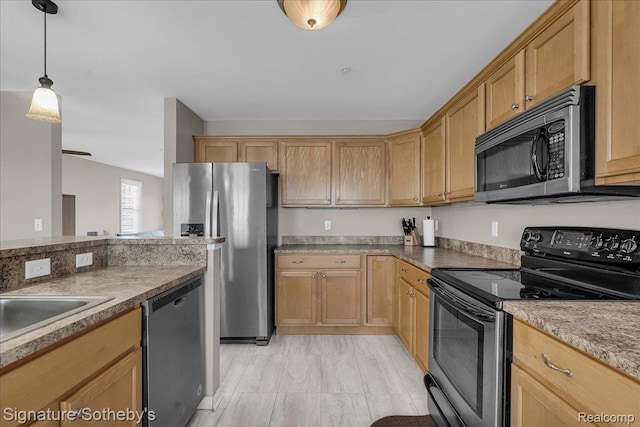 182 Amys Walk, Auburn Hills, MI 48326 - kitchen featuring stainless steel appliances and hanging light fixtures