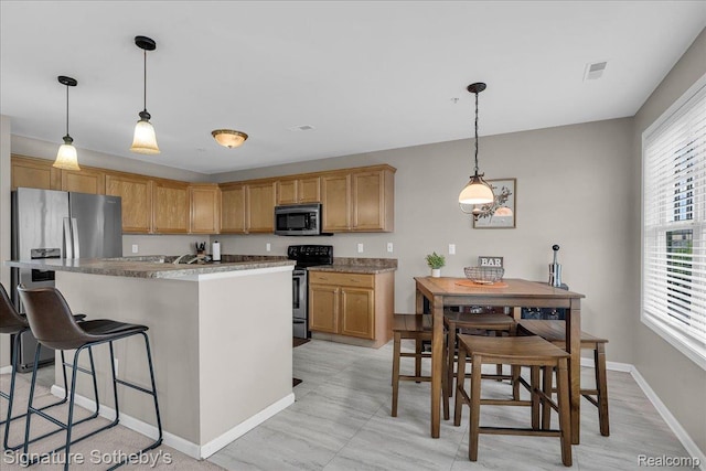 182 Amys Walk, Auburn Hills, MI 48326 - kitchen with electric range, a breakfast bar, a center island, and pendant lighting