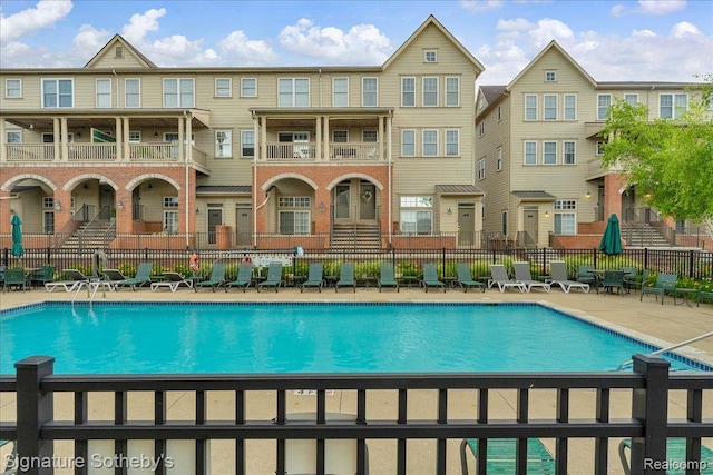 182 Amys Walk, Auburn Hills, MI 48326 - community pool with a patio