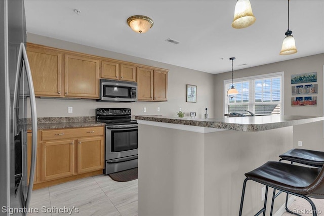 182 Amys Walk, Auburn Hills, MI 48326 - kitchen with stainless steel appliances, a breakfast bar area, hanging light fixtures, and dark countertops