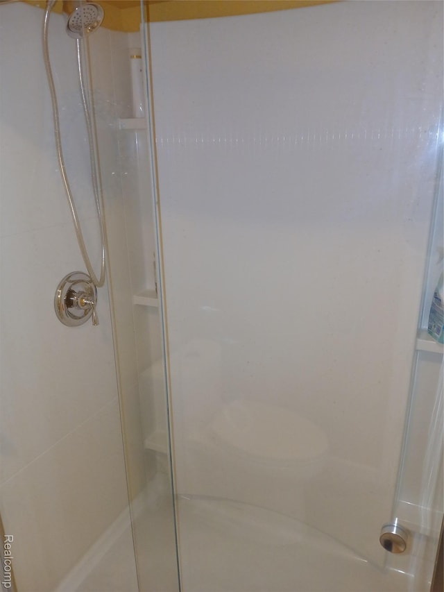 8086 Pickering Pl, Westland, MI 48185 - bathroom featuring a stall shower