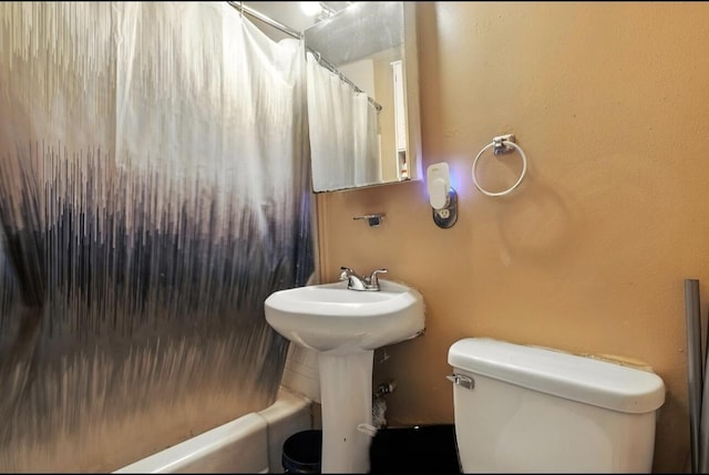 1079 Hurd Ave, Benton Harbor, MI 49022 - full bathroom featuring toilet and shower / bathtub combination with curtain