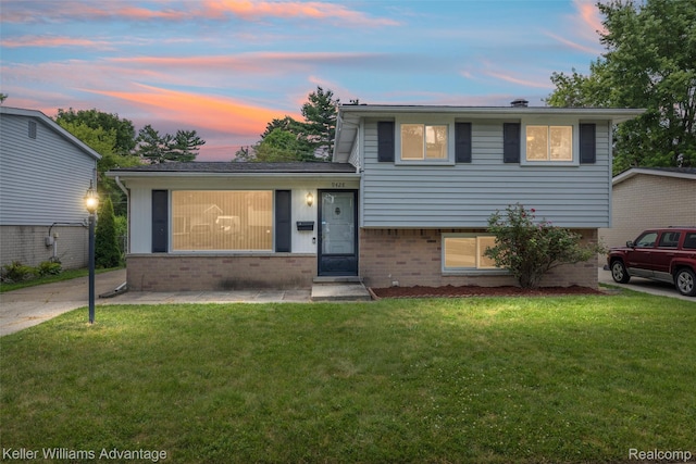 9428 Oak St, Taylor, MI 48180 - tri-level home featuring brick siding and a front yard