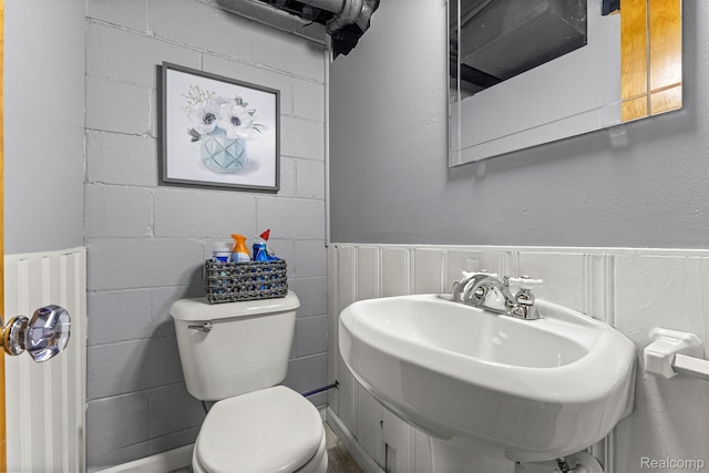 1747 N Lafayette St, Dearborn, MI 48128 - half bath with a wainscoted wall