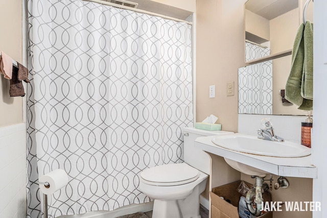 816 Malta St NE, Grand Rapids, MI 49503 - bathroom with toilet and a shower with curtain
