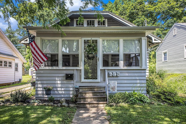 618 Madison St, Jackson, MI 49202 - bungalow featuring entry steps