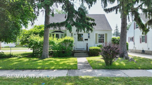 508 Malzahn St, Saginaw, MI 48602 - view of front of home featuring a shingled roof