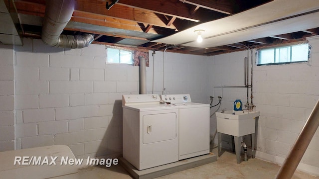 508 Malzahn St, Saginaw, MI 48602 - laundry room featuring washer and clothes dryer