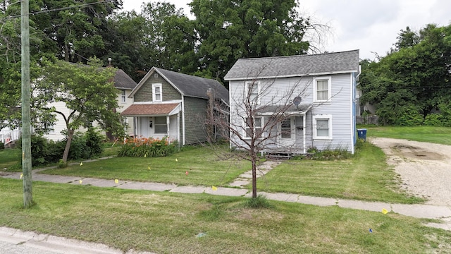207 W Railroad St, Dowagiac, MI 49047 - traditional-style home featuring a front lawn and driveway