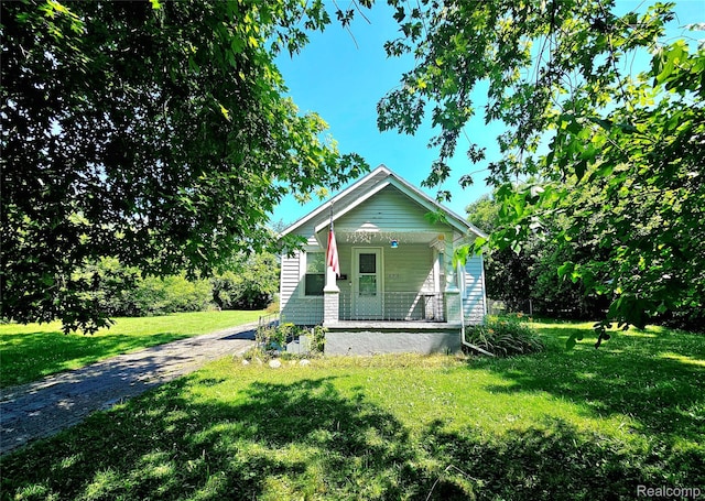 675 E Beverly Ave, Royal Oak, MI 48340 - shotgun-style home with covered porch, a front yard, and driveway