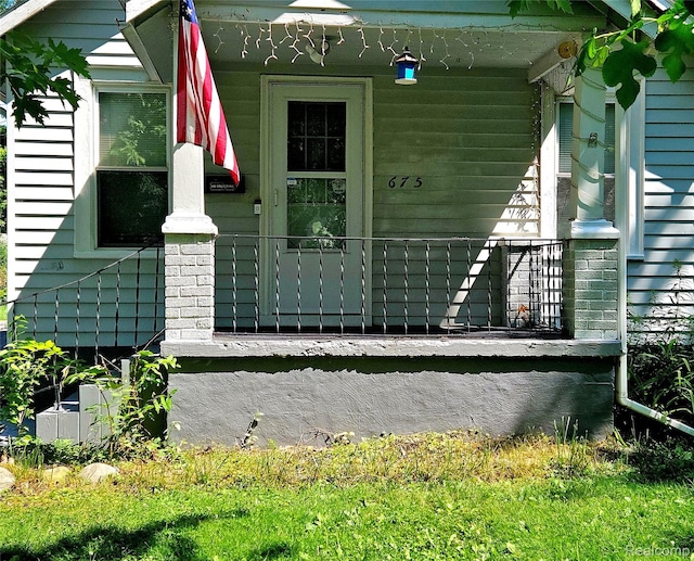 675 E Beverly Ave, Royal Oak, MI 48340 - entrance to property featuring covered porch