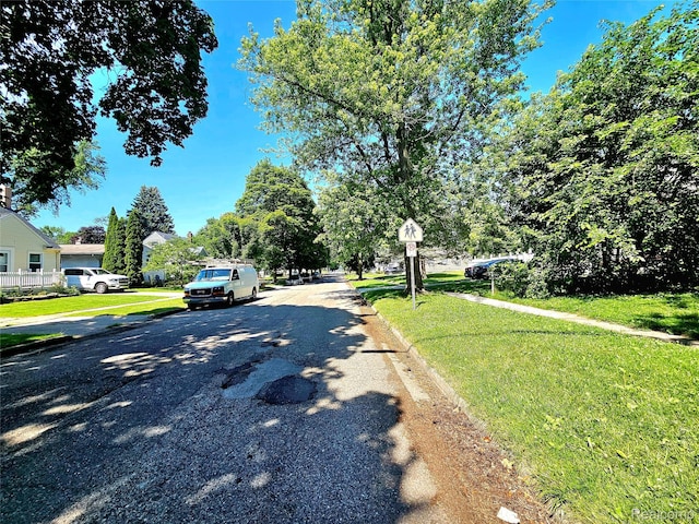 675 E Beverly Ave, Royal Oak, MI 48340 - view of asphalt street featuring curbs and sidewalks