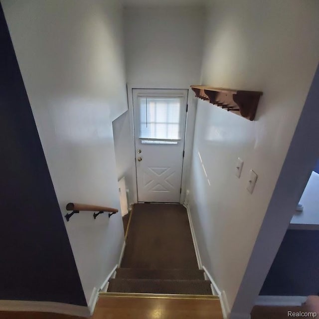 675 E Beverly Ave, Royal Oak, MI 48340 - stairs with baseboards
