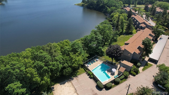 9671 Harbour Cove Ct, Ypsilanti, MI 48197 - bird's eye view of a pool and a nearby body of water