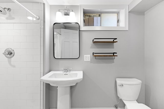 15178 154th Ave, Grand Haven, MI 49417 - bathroom featuring a tile shower and toilet